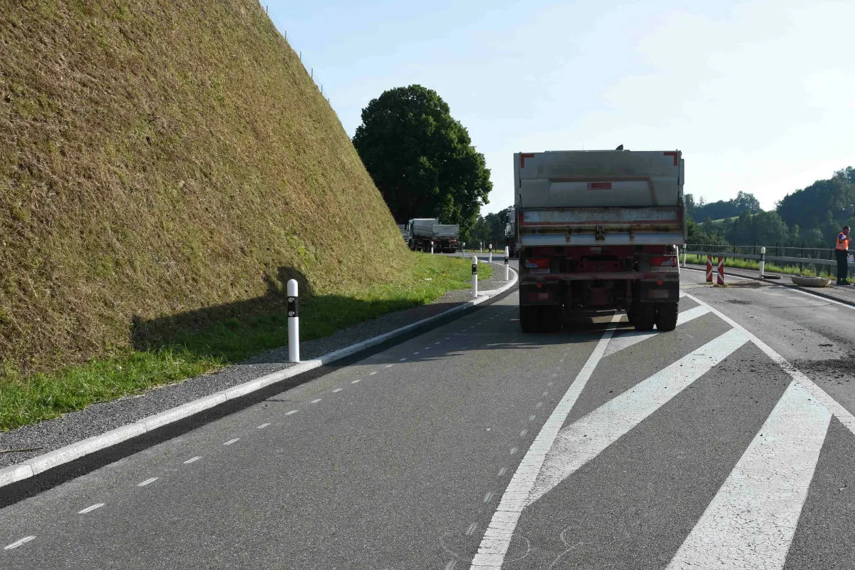 Lütisburg SG - Bauarbeiter von Lastwagen angefahren