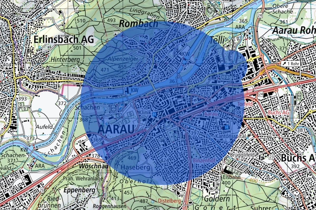 Eine Topografische Karte zeigt die Stadt Aarau, umgeben von einem blauen, halbtransparenten Kreis im Zentrum der Karte.