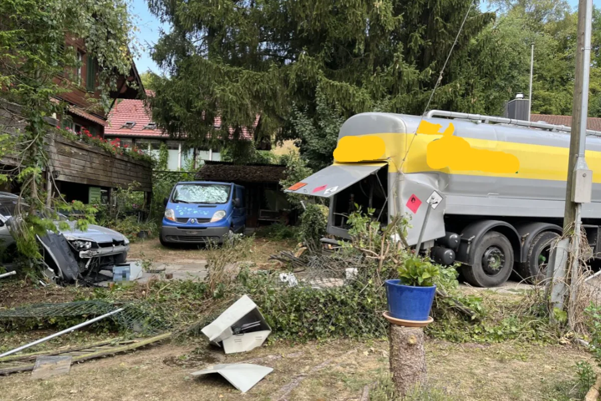 Stadt Schaffhausen – Tanklastwagen rollt unkontrolliert durch zwei Gärten und kollidierte mit Auto und Hausfassade