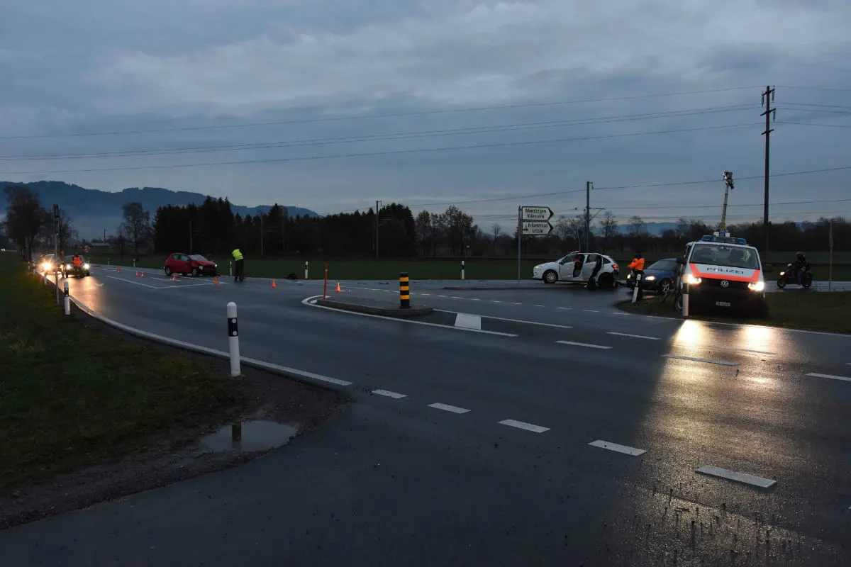 Oberriet SG - Auto überschlägt sich
