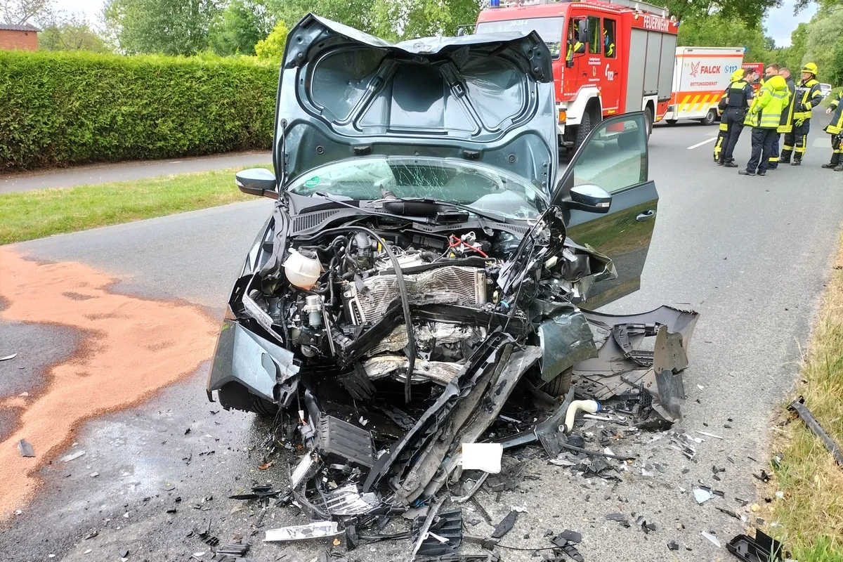 Unfall auf der Landesstraße 129 NI - Eine Person lebensgefährlich verletzt