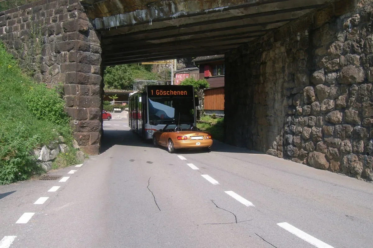 Unfall in Erstfeld UR – Bus mit Personenwagen kollidiert