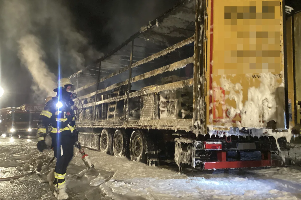 Hofbräuallee BY - Lkw-Sattelauflieger völlig ausgebrannt