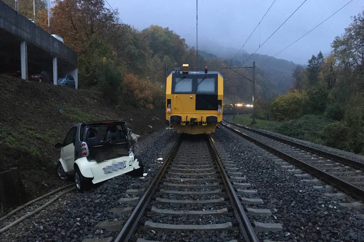 Unfall in Baden AG – Ungesichertes Auto rollt auf Bahngleis