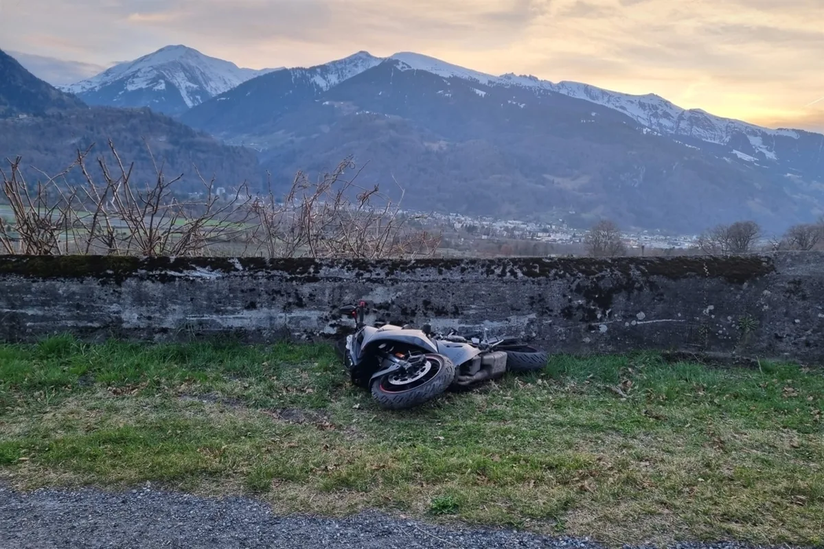 Maienfeld GR – Motorradfahrer prallt bei Unfall gegen Mauer