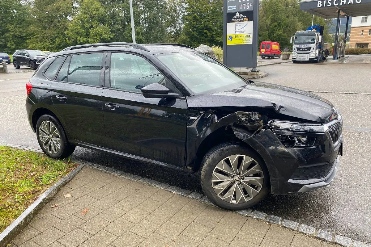 Laufen BL – Überholmanöver zwischen Personenwagen und Traktor führt zu Streifkollision