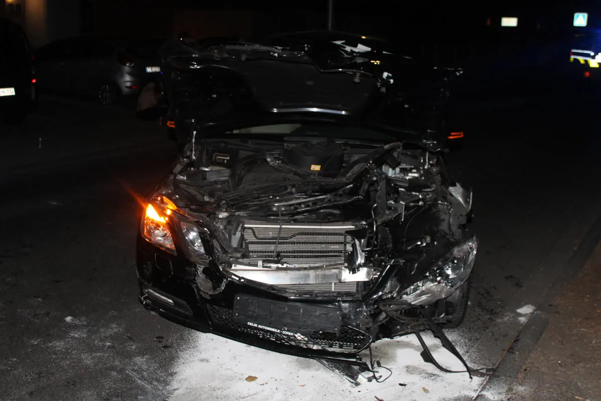 Düren – Sechs beschädigte Autos nach Abbiegeversuch