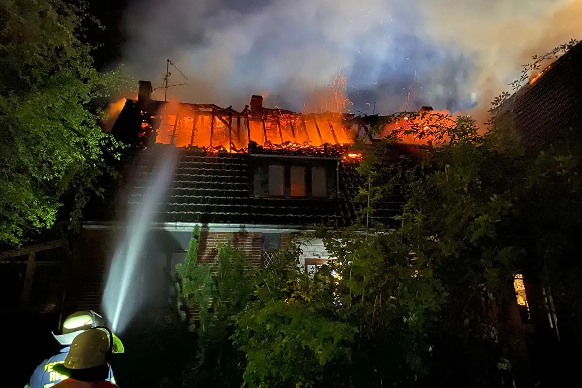 Rösrath - Dachstuhlbrand - Feuerwehr mit großem Kräfteansatz
