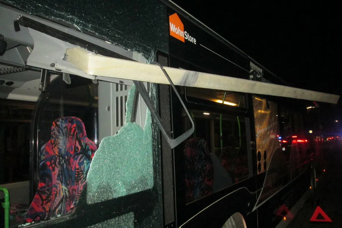 Barum - Alu-Leiste durchschlägt Busfenster