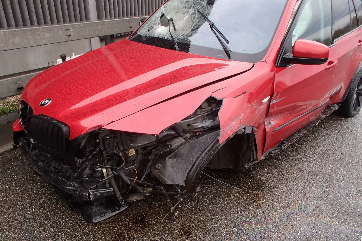 Unfall A1 Rothrist AG - Herrschaft über Fahrzeug verloren und in Leitplanke geprallt