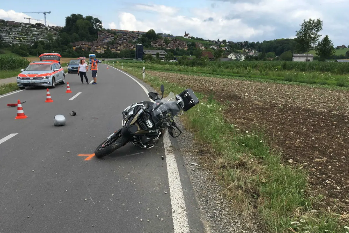 Hünenberg ZG -  Töfffahrer verletzt – Fahrzeuglenkende missachten Fahrverbot
