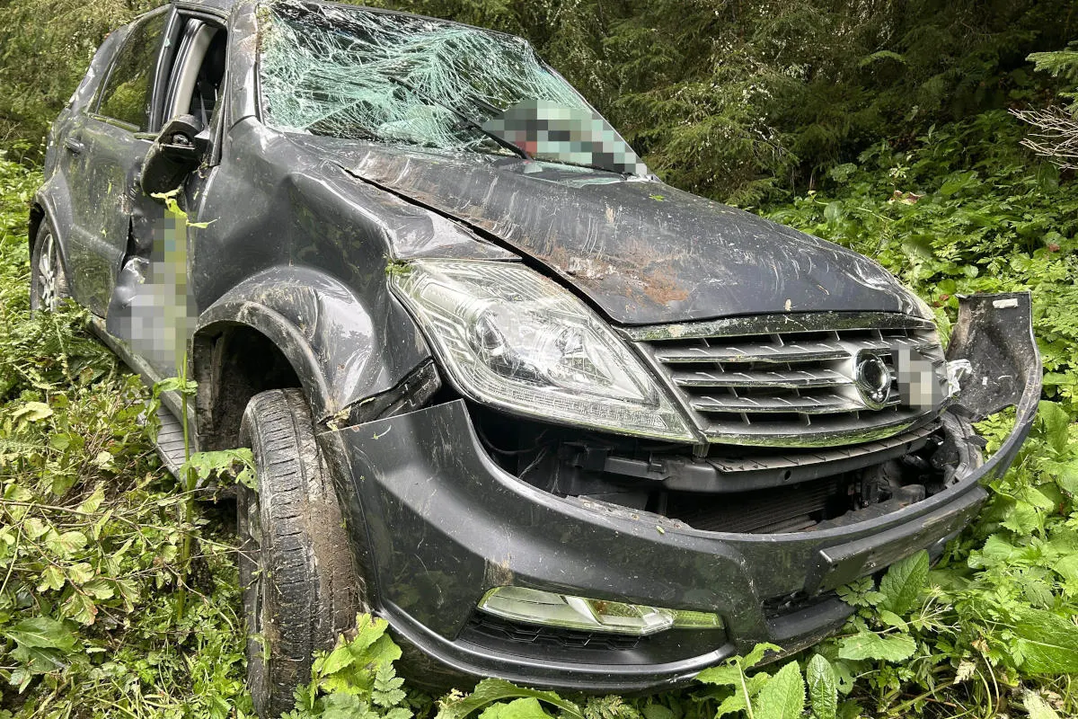 Innerthal SZ - Auto stürzt Abhang hinunter - zwei Personen leicht verletzt