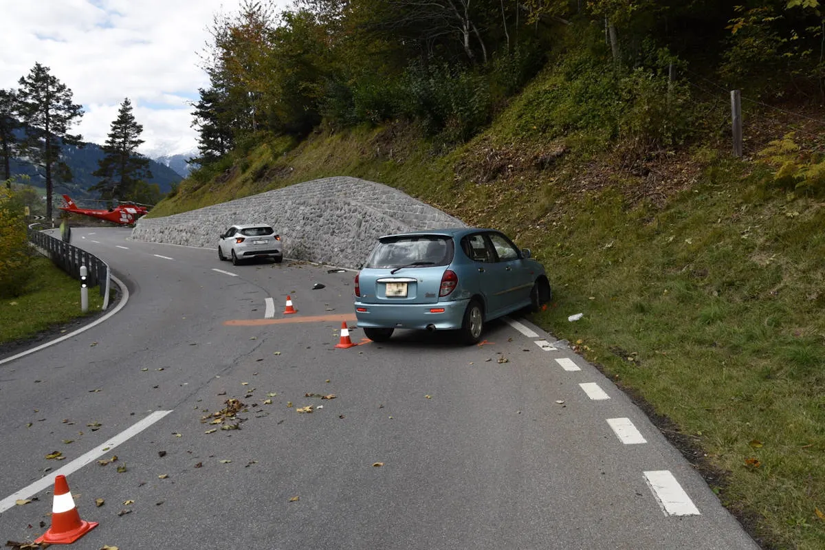 Unfall in Castiel GR – Frontal mit Stützmauer kollidiert
