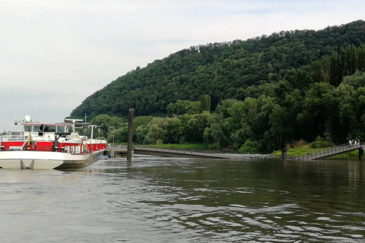 Andernach – Geysir Steganlage nach Zusammenstoß mit Tanker teilweise gesunken