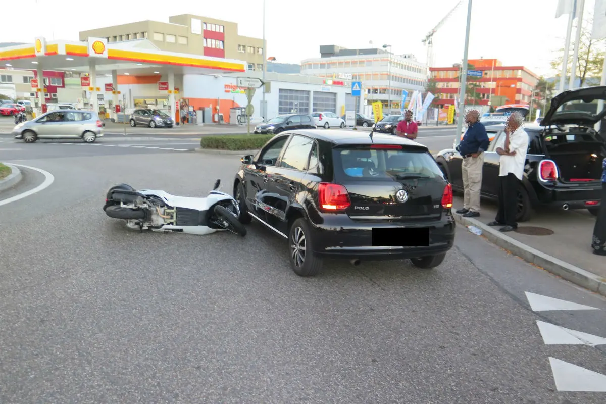 Reinach BL - Rollerfahrerin nach Bremsmanöver gestürzt 