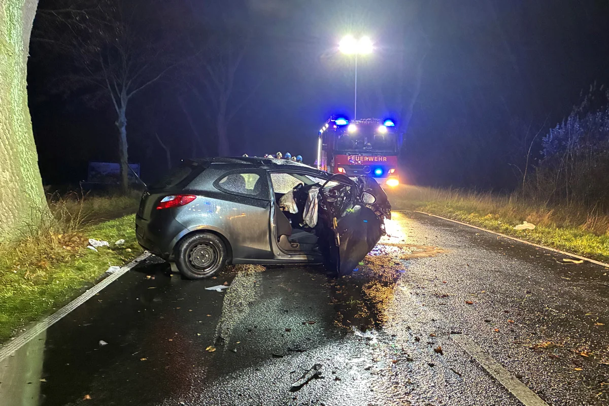 Tönisvorst NW – Autofahrer bei Unfall lebensgefährlich verletzt