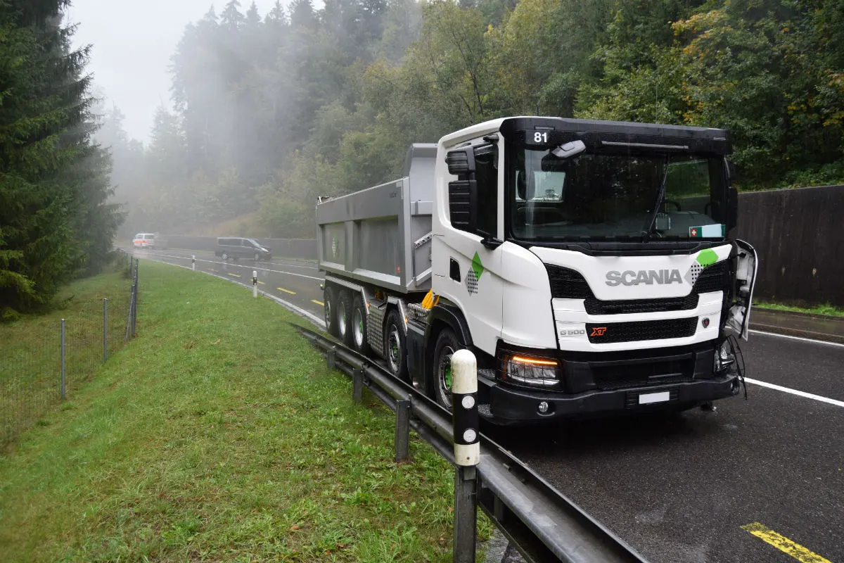 Hundwil AR - Auto streift Lastwagen