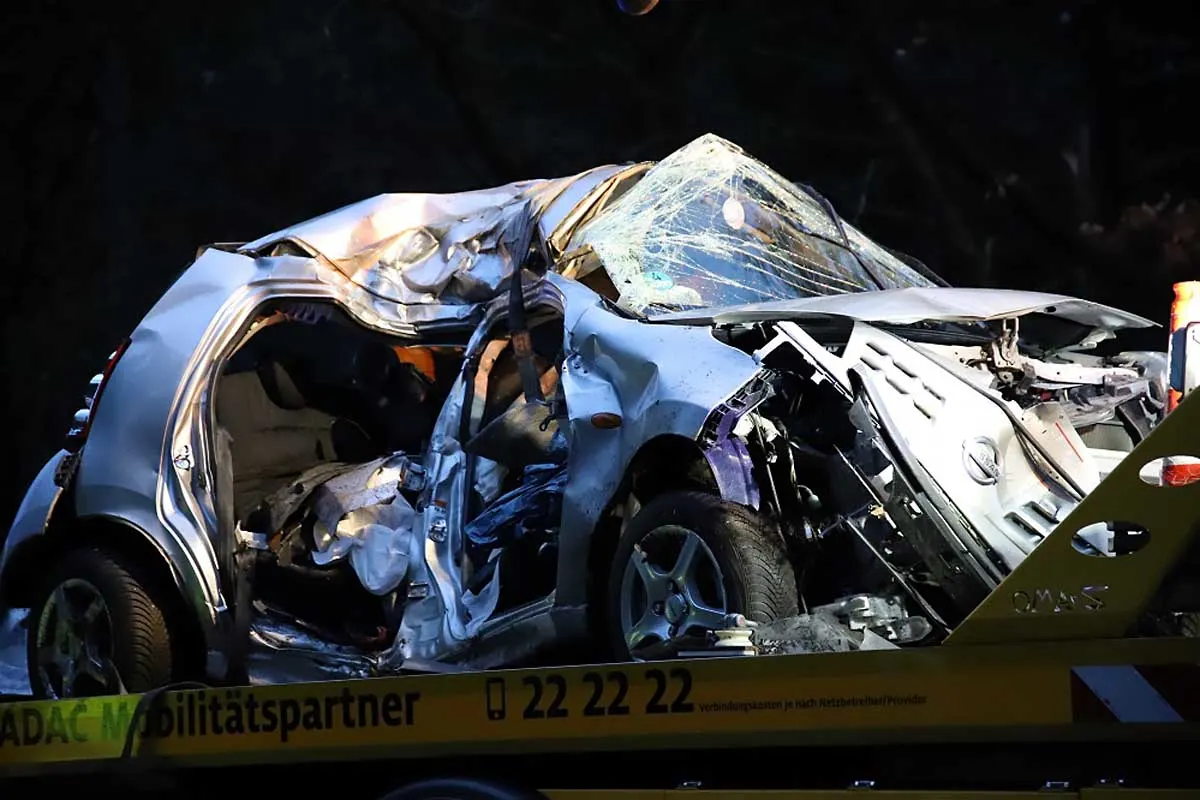 UPDATE! Tragödie bei Bockhorn - Zwei Junge Menschen tot, Fahrerin und Kleinkind schwer verletzt