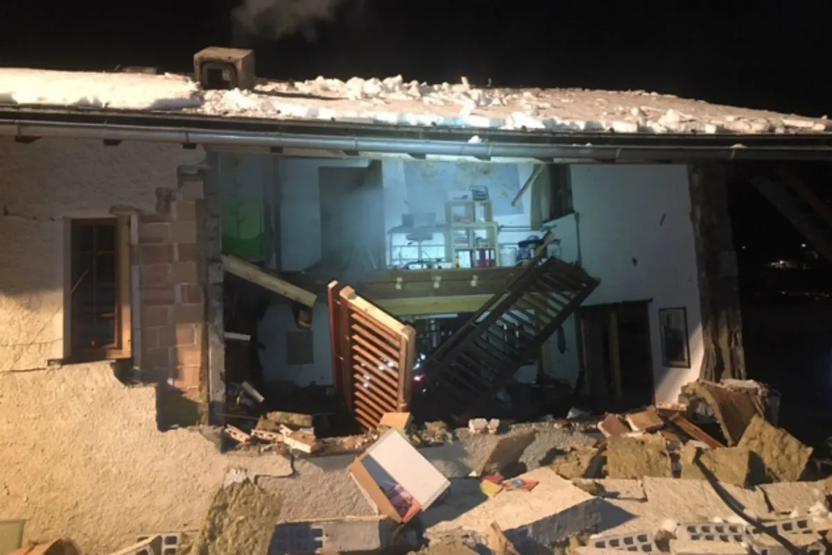 Warnung - Kamin mit Warmwasser-Konvektor ausgestattet - Explosionsgefahr vermutet