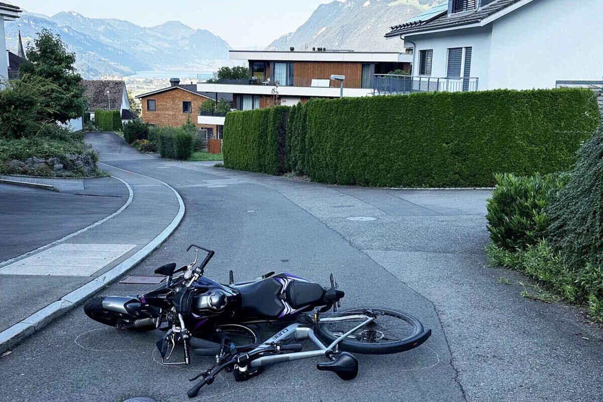 Rickenbach SZ - E-Bikerin mit Motorradfahrer kollidiert