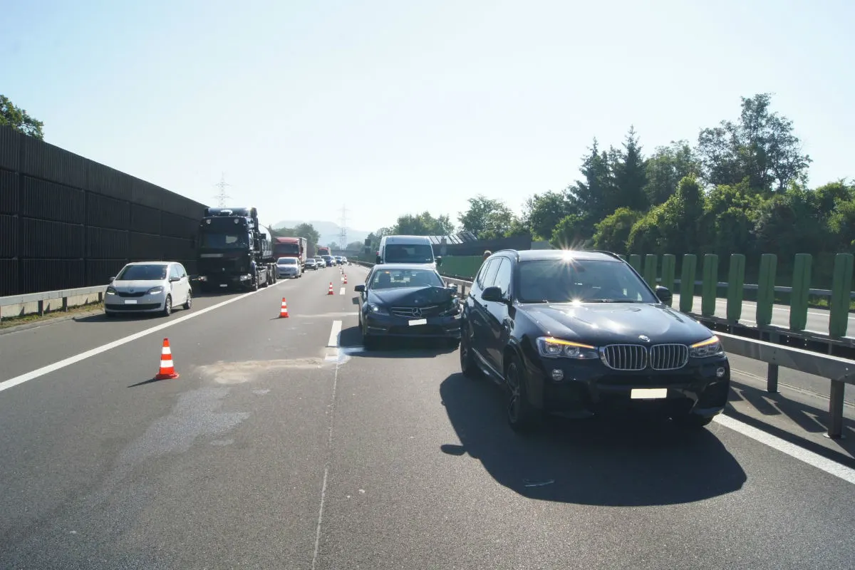 Steinhausen ZG - Verkehrsbehinderungen nach Auffahrunfall