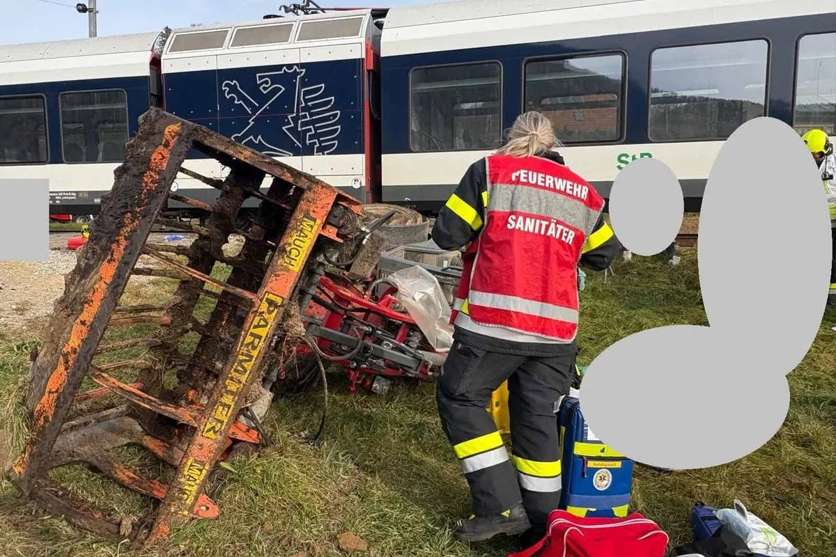 Übelbach ST – Unfall an Bahnkreuzung - Zug erfasst Heulader