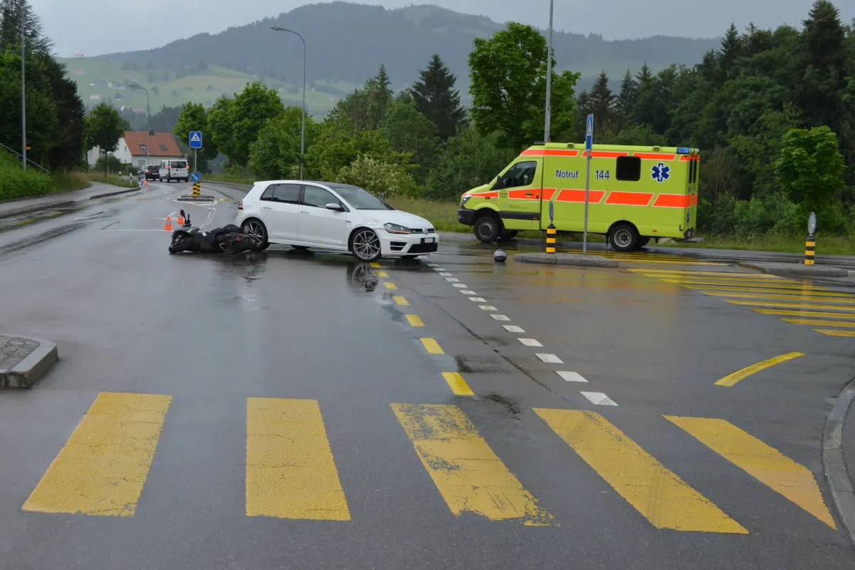 Waldstatt AR - Verkehrsunfall zwischen Personenwagen und Motorrad