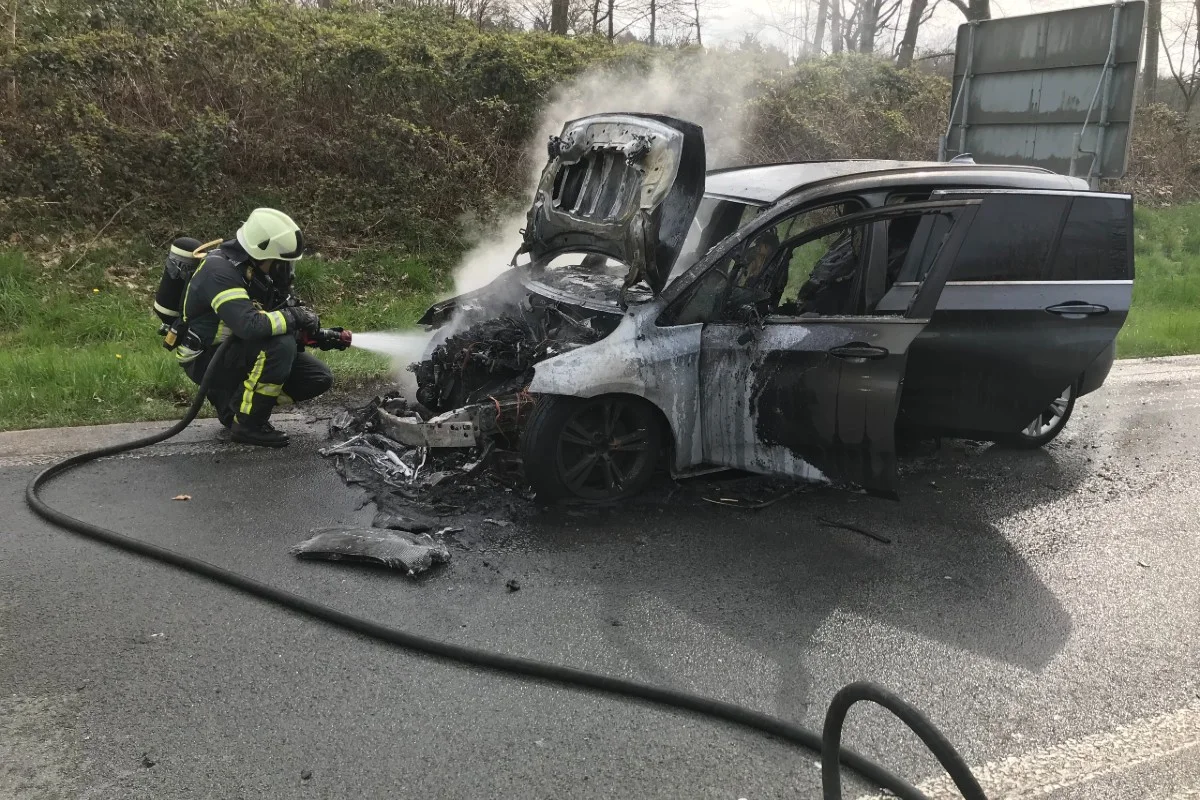 Fahrzeugbrand bei der Anschlusstelle Dinslaken Nord