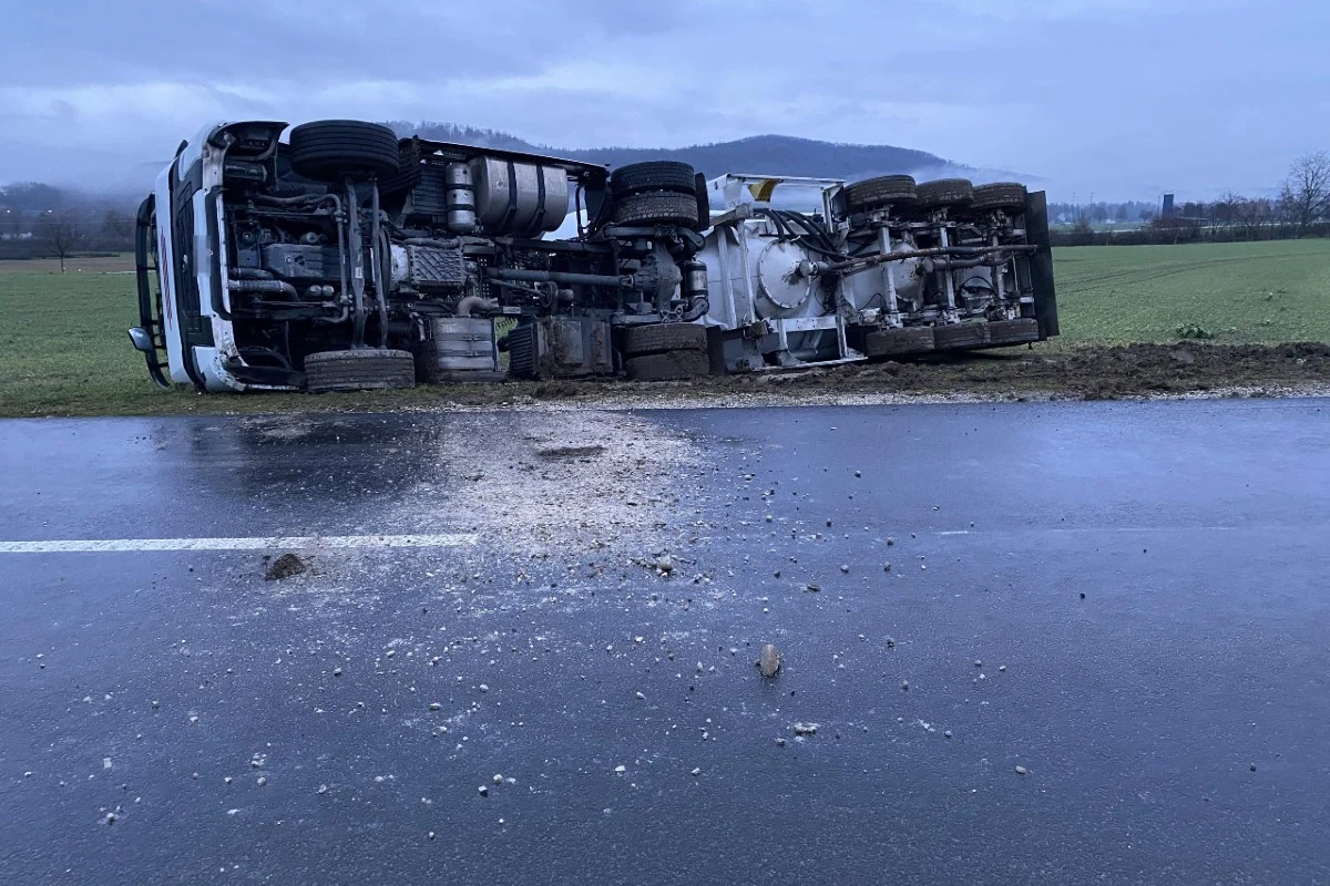 Schinznach Dorf AG - Sattelzug kippt um