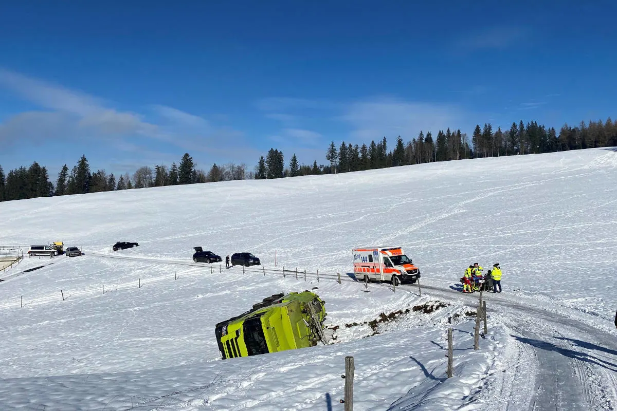Stadt Zug – Lastwagen rutscht von der Strasse und überschlägt sich
