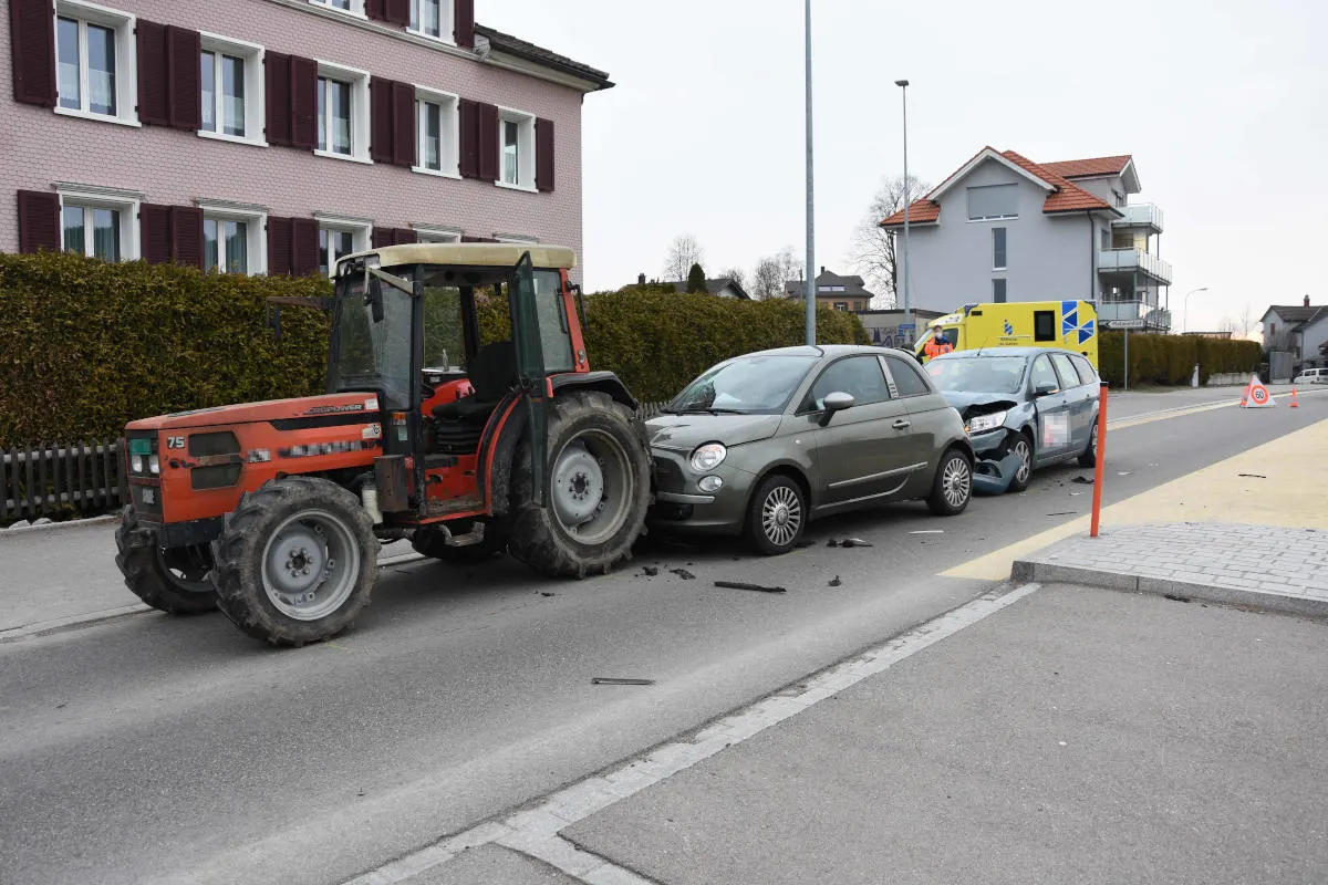 Unfall in Oberuzwil SG – Auffahrkollision mit drei Beteiligten