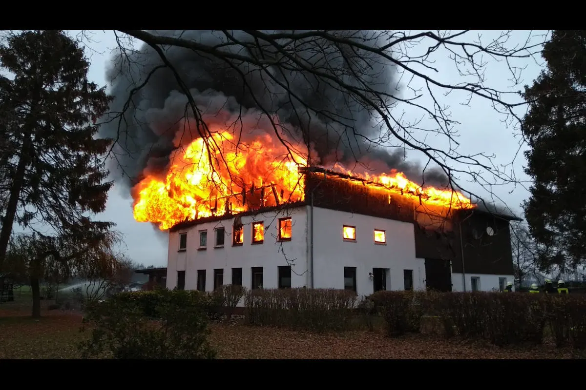 Feuer in Arpsdorf – Abgelegener Bauernhof komplett abgebrannt