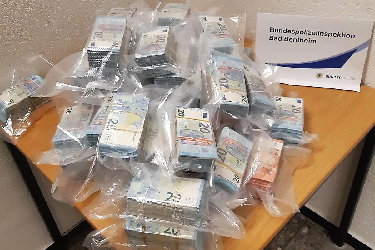  Bargeldschmuggel in Bad Bentheim -  Fast halbe Million Euro im Auto versteckt!
