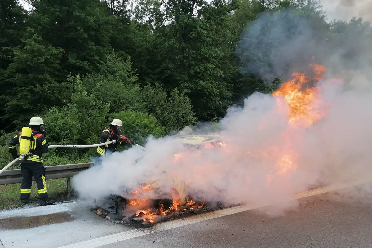 A5 Offenburg – PKW brennt auf Autobahn aus