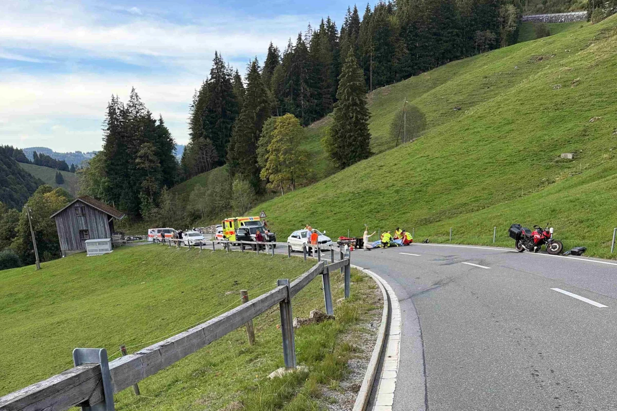 Eine ländliche Straße zeigt einen Verkehrsunfall mit einem Motorrad. Rettungskräfte sind vor Ort aktiv.
