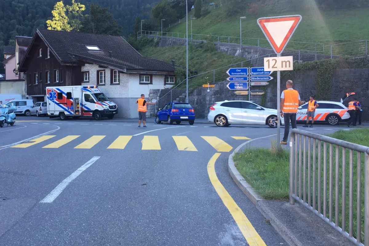 Unfall in Oberurnen GL - Autolenker übersieht Rollerfahrerin und verletzt sie an den Beinen schwer