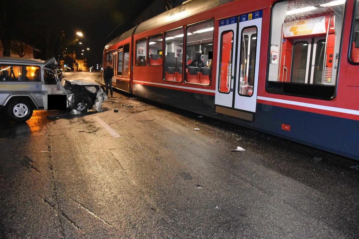 Solothurn – Auto kollidiert mit entgegenkommenden Zug