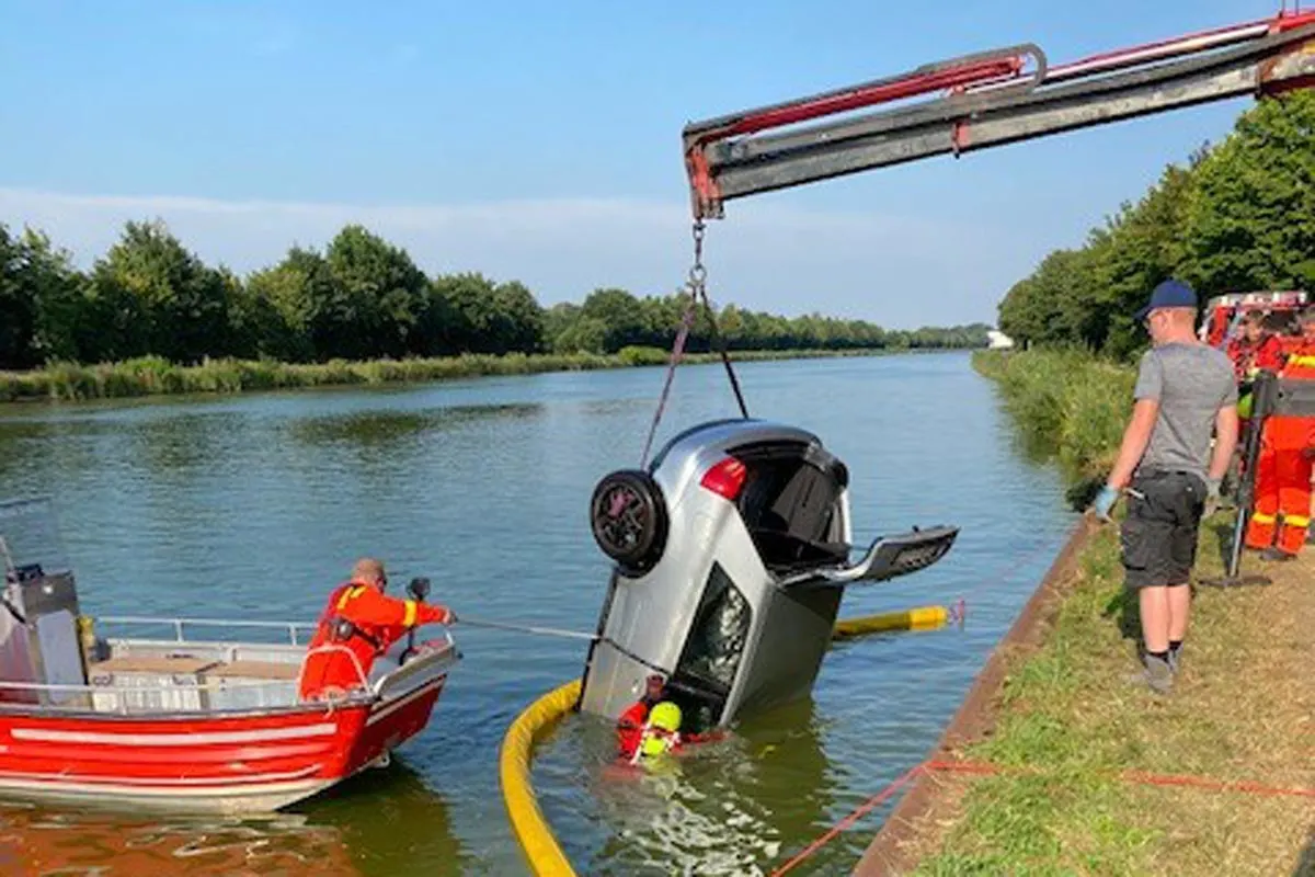 Duisburg/Recke - Audi-Fahrer fährt in Mittellandkanal