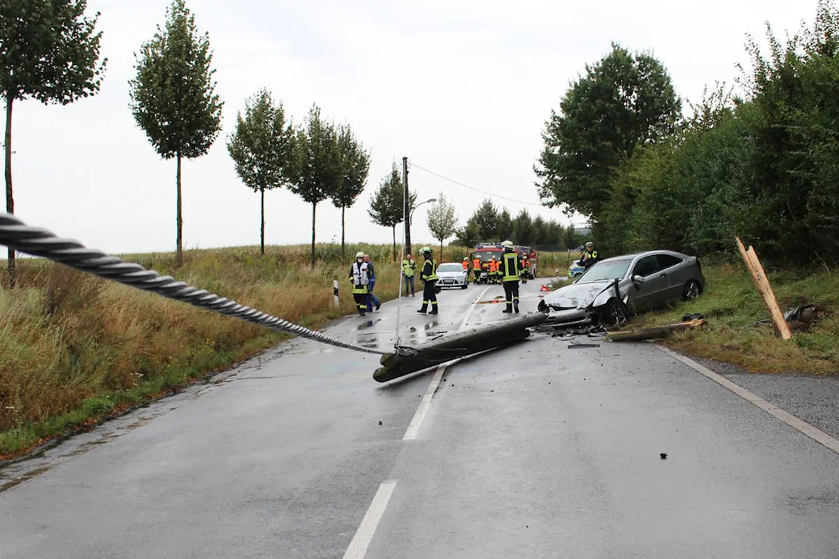 Kollision mit Strommast in Bergkamen – Mercedes-Fahrer (49) alkoholisiert und ohne gültige Fahrerlaubnis