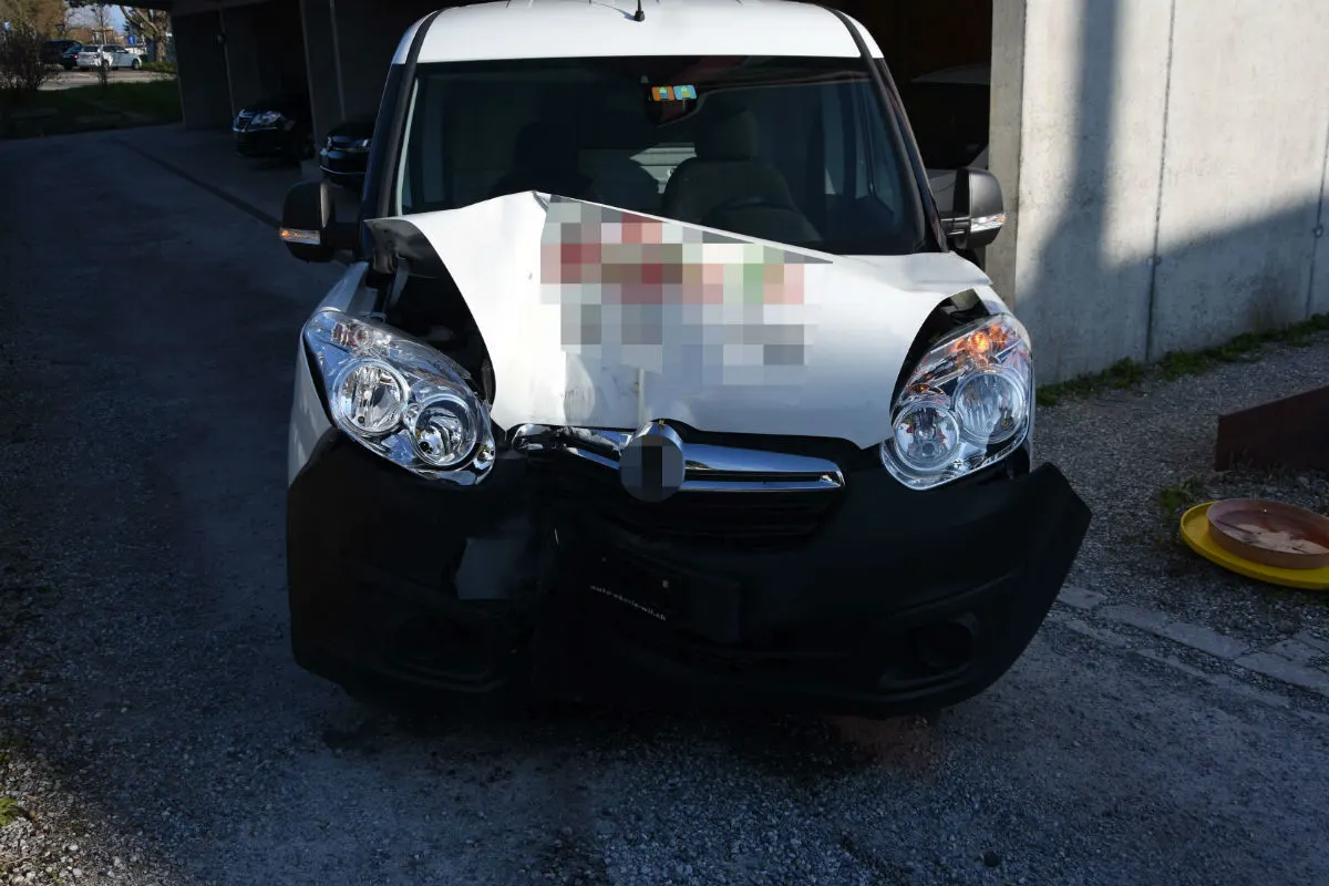 Wil SG - Lieferwagen kollidiert mit Sichtschutzwand