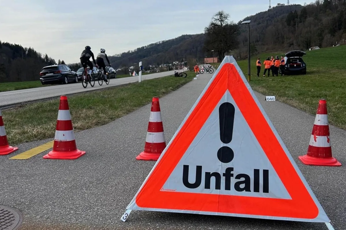 Stallikon ZH – Schwerverletzte nach Unfall zwischen zwei Velofahrern