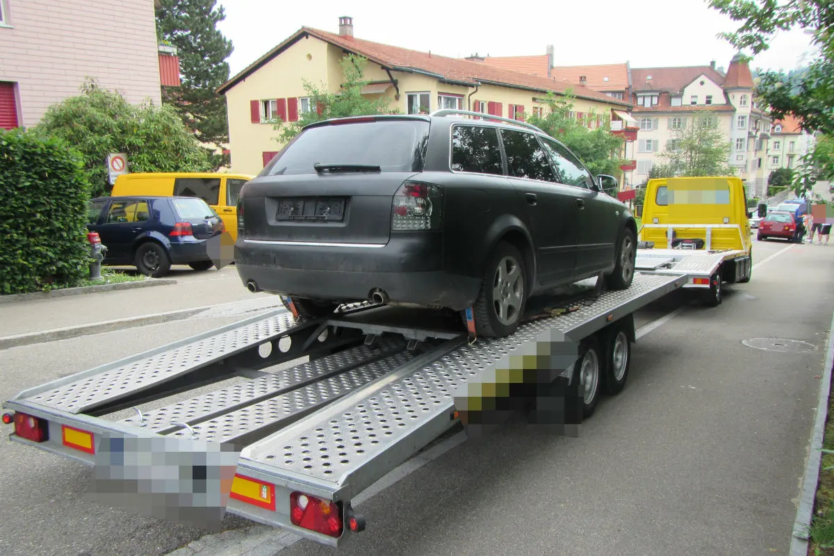 St. Gallen SG - Lieferwagen rollt gegen Auto