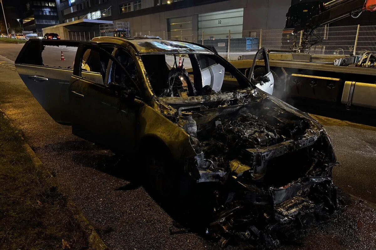 St.Gallen – Auto brennt auf offener Strasse aus