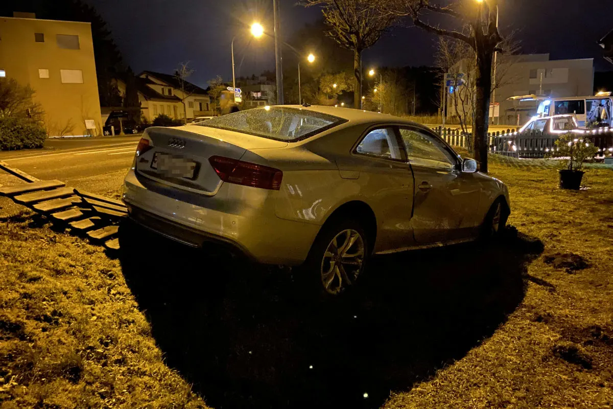 Holziken AG - 20-Jähriger landet mit  Audi in fremden Garten