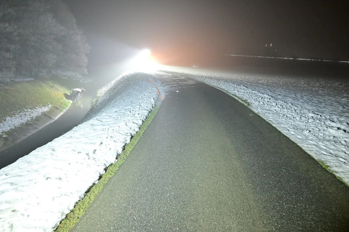 Benken SG – 16-jährige Autofahrerin landet bei Unfall mit Motorkarren im Bach