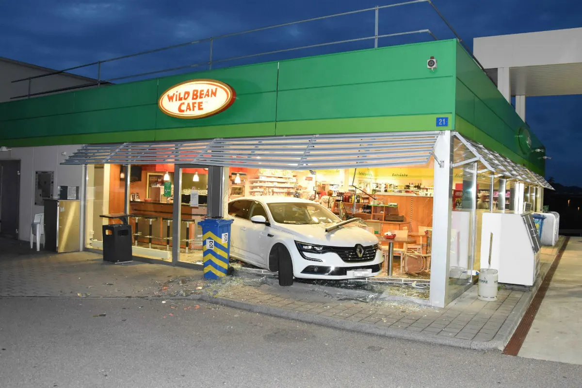 Schwarzenbach SG - Fahrunfähig in Tankstelle geprallt