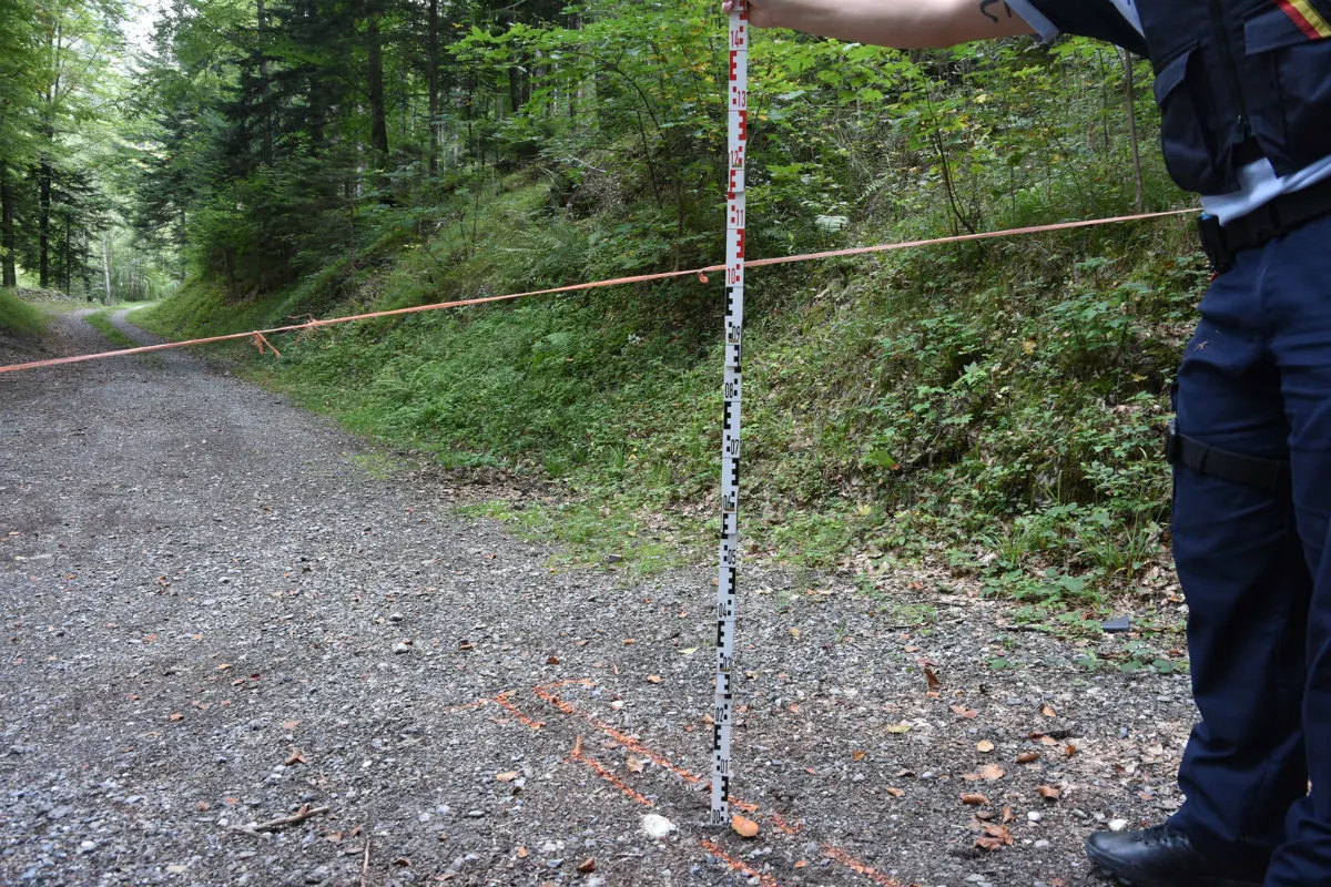Triesen FL - Mountainbiker stürzt wegen Draht