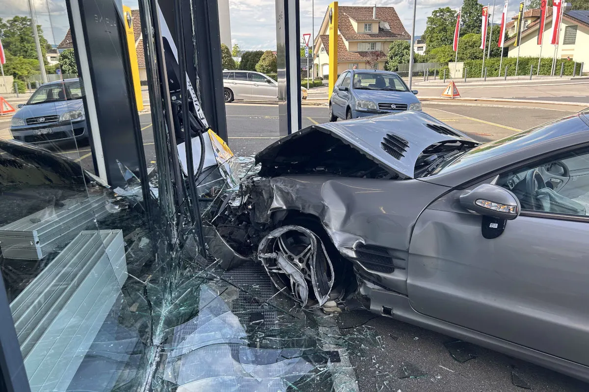 Unfall in Altendorf SZ – Zwei Verletzte nach Streifkollision