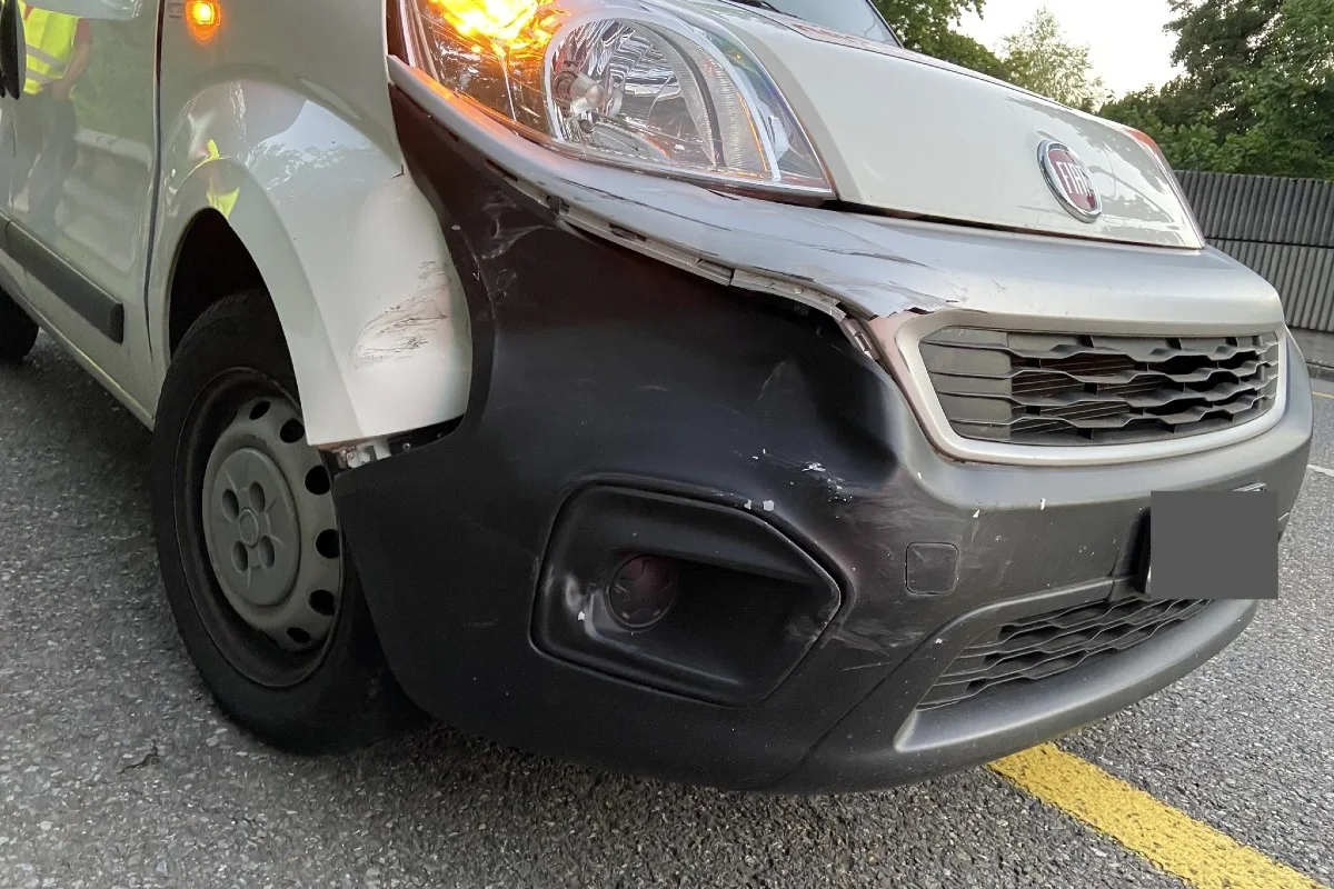 Aarau AG - Lieferwagen baut bei Überholmanöver Unfall
