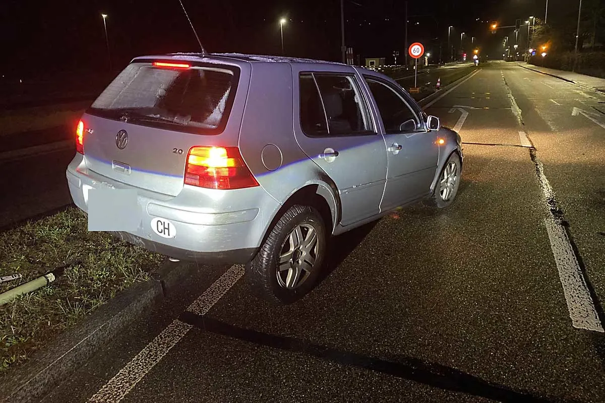 Bubendorf BL - Pkw kollidiert mit Verkehrsteiler – Frau verletzt